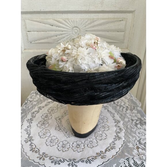 Vintage 1950s Black Woven Bumber Hat With White Millinery Flowers - Picture 2 of 15